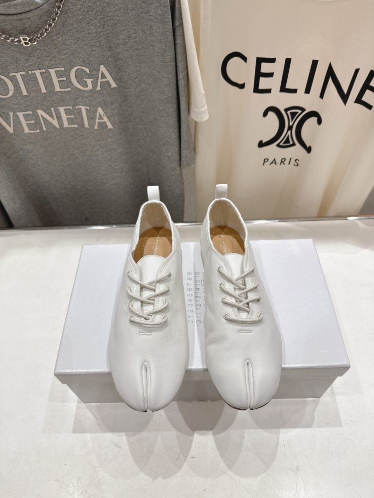 Туфли на шнуровке с раздвоенным носком