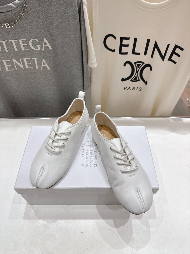 Туфли на шнуровке с раздвоенным носком фото 2