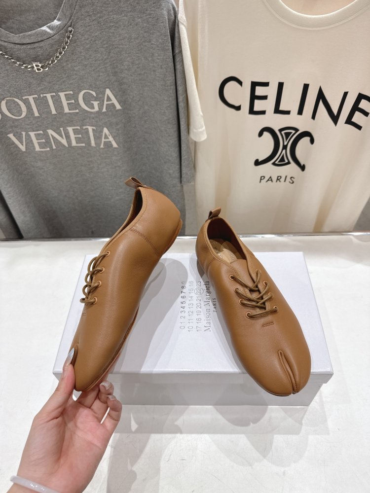 Туфли на шнуровке с раздвоенным носком фото 3