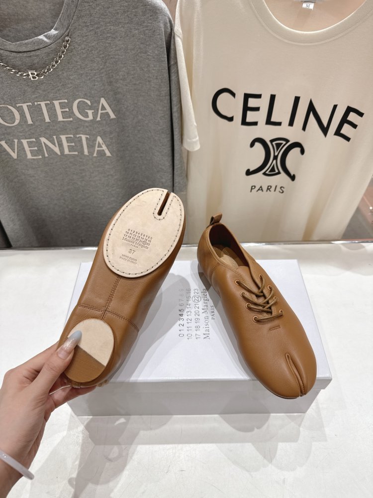 Туфли на шнуровке с раздвоенным носком фото 9