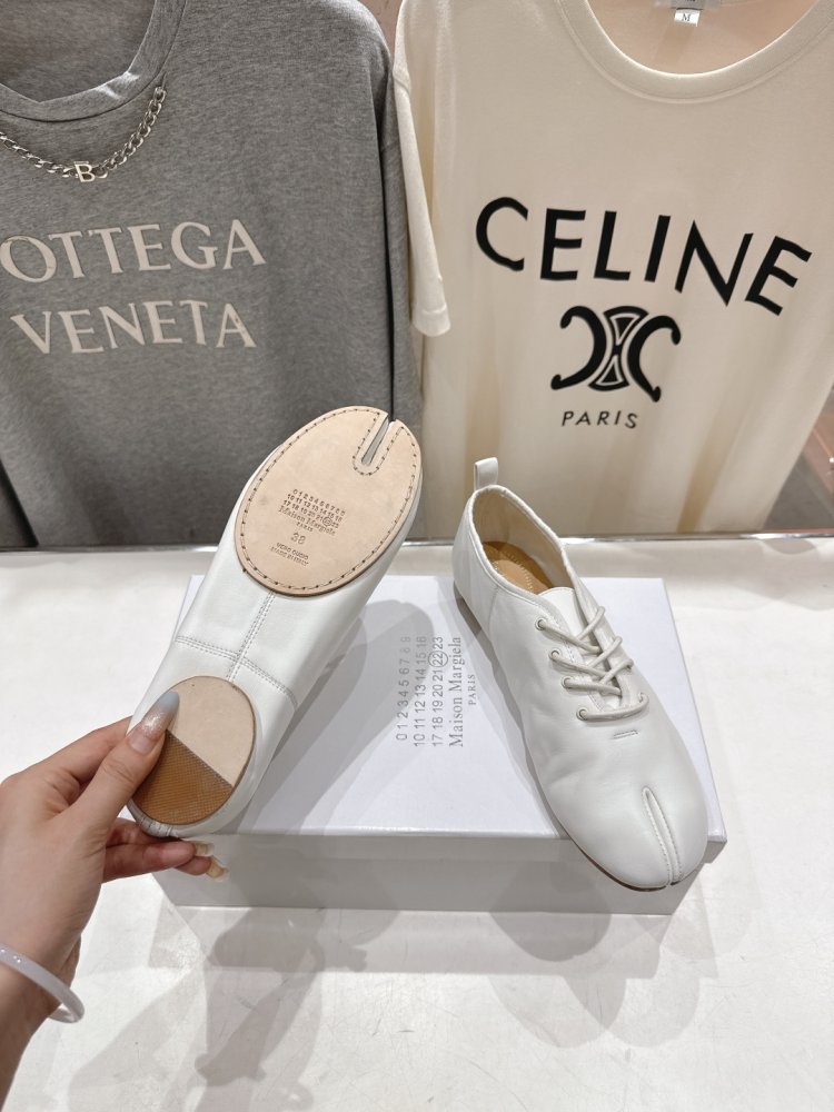 Туфли на шнуровке с раздвоенным носком фото 9