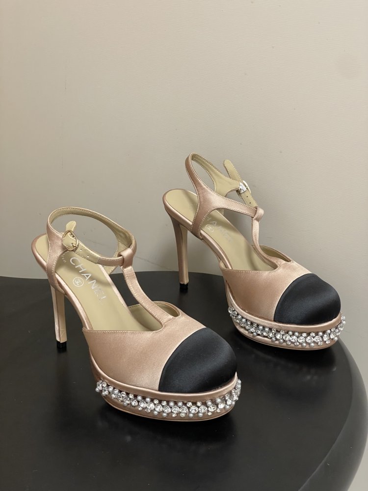 Shoes on stud from platform, декорированной pearls and crystals