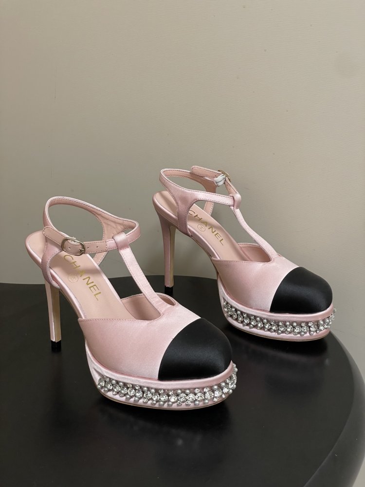 Shoes on stud from platform, декорированной pearls and crystals