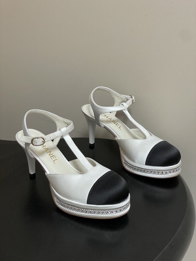 Shoes on stud from platform, декорированной pearls and crystals