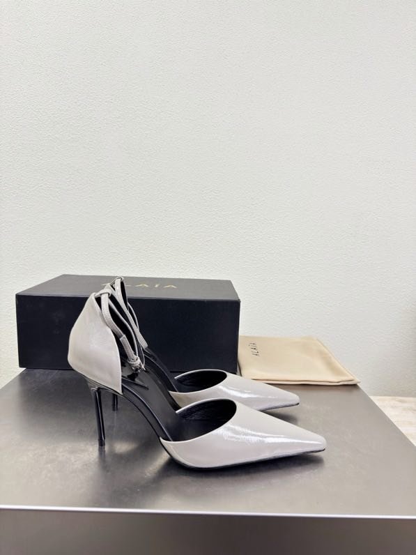 Shoes on stud