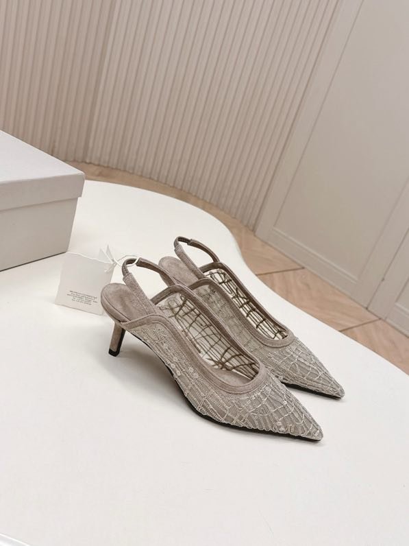 Туфли на среднем каблуке и острым носком