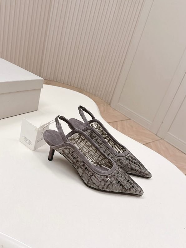 Туфли на среднем каблуке и острым носком