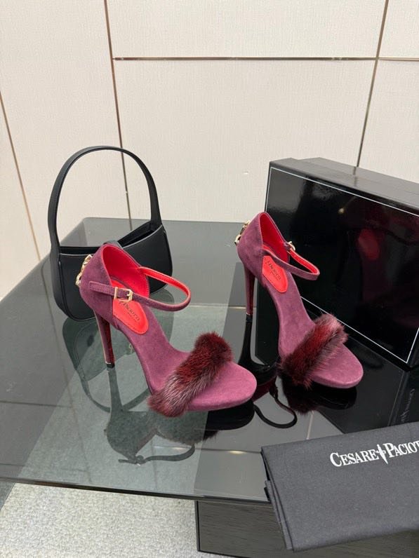 Туфлі на високому підборах і норковым хутром