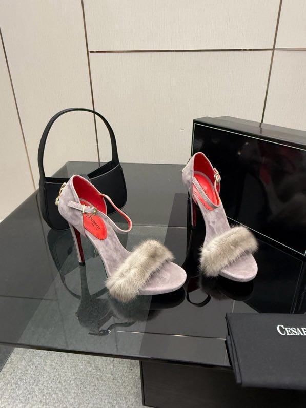 Туфлі на високому підборах і норковым хутром