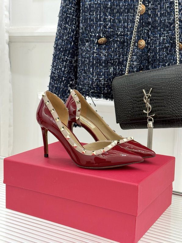 Туфли на высоком каблуке с боковым вырезом и острым носком