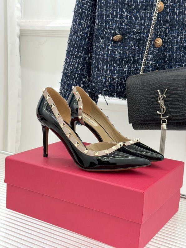 Туфли на высоком каблуке с боковым вырезом и острым носком