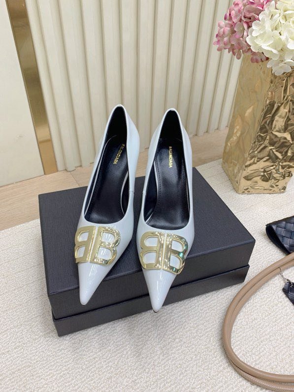 Туфли на высоком каблуке с острым носком