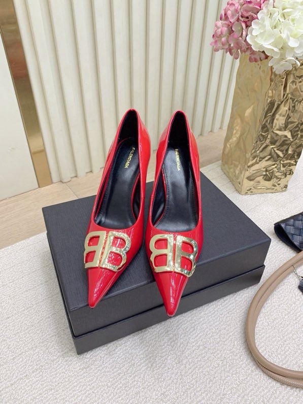 Туфли на высоком каблуке с острым носком