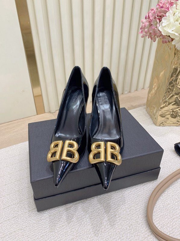 Туфли на высоком каблуке с острым носком