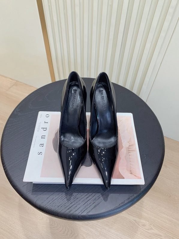 Туфли на высоком каблуке с острым носком