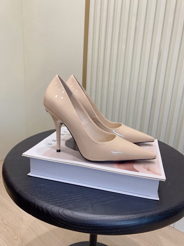 Туфли на высоком каблуке с острым носком