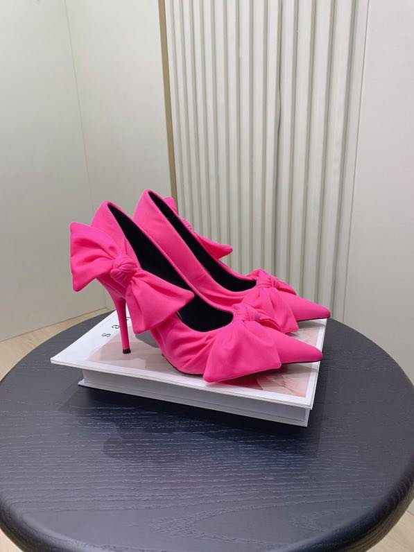 Туфли на высоком каблуке с острым носком