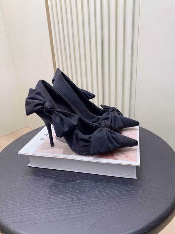 Туфли на высоком каблуке с острым носком