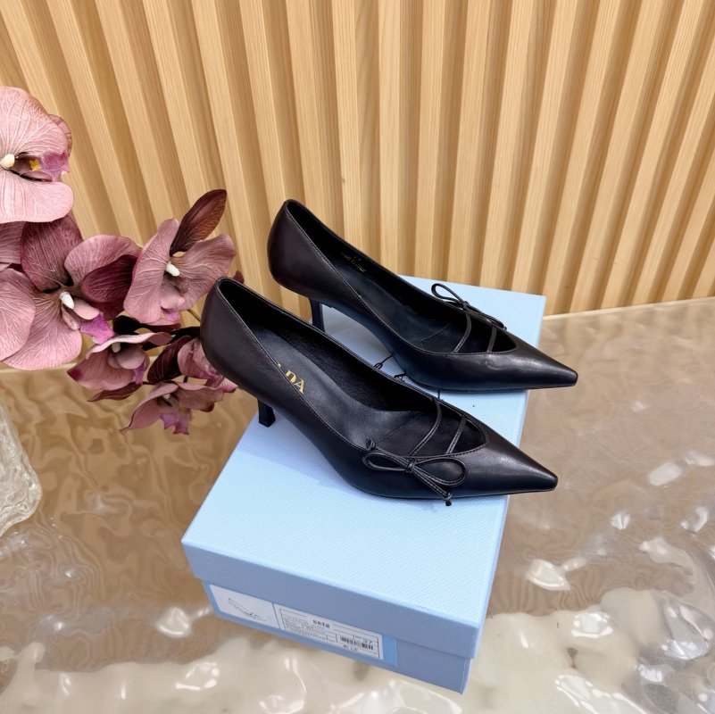 Туфлі на високому підборах з гострим носком