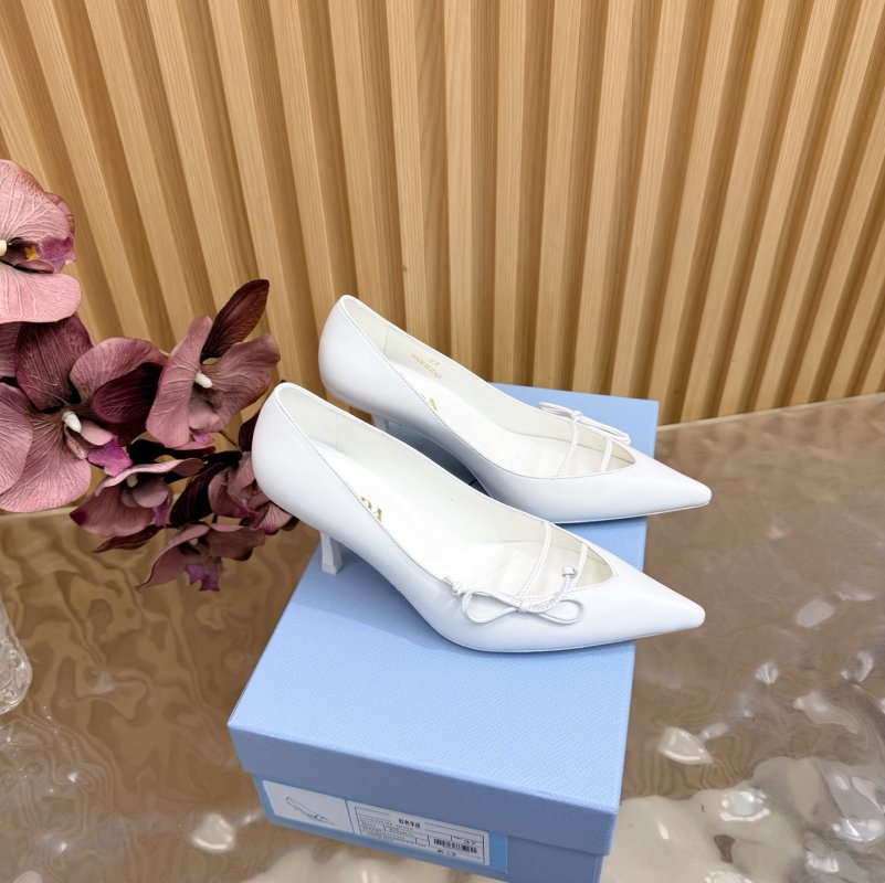 Туфлі на високому підборах з гострим носком