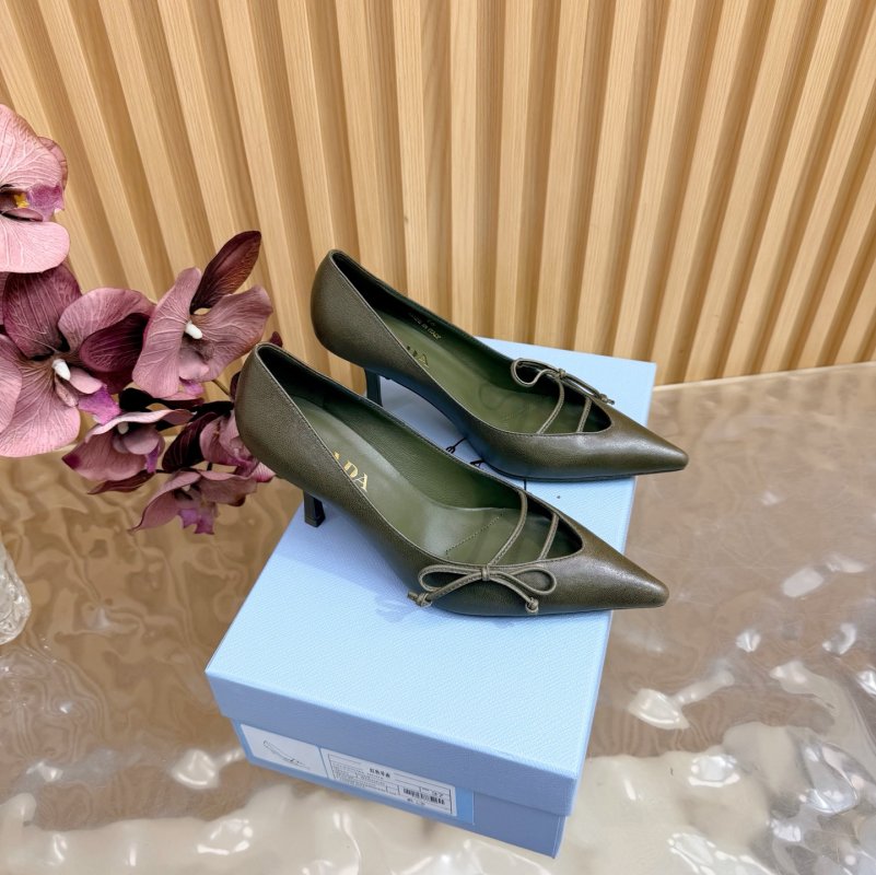 Туфлі на високому підборах з гострим носком