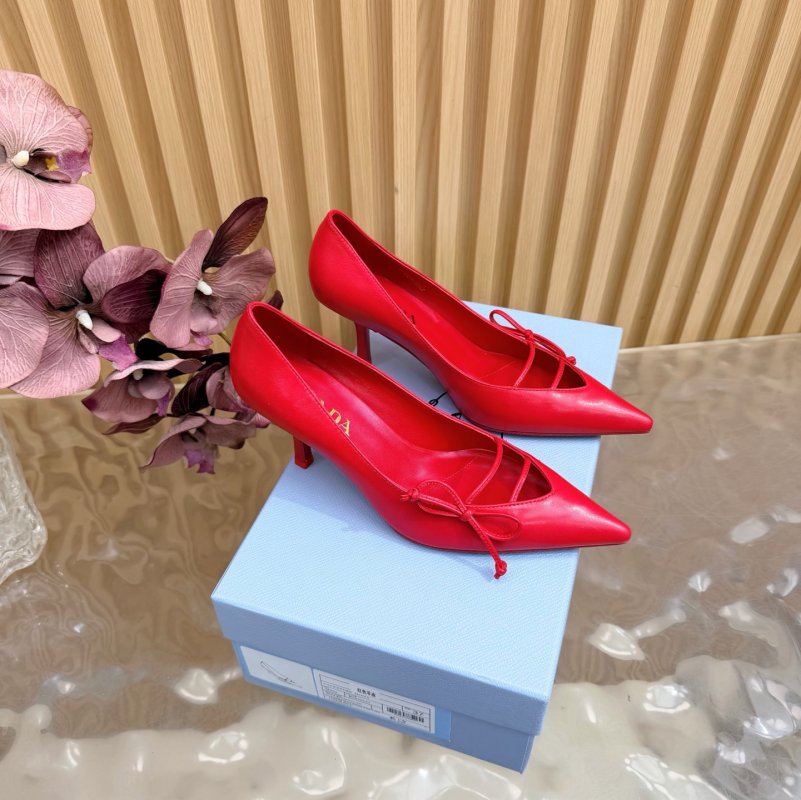 Туфлі на високому підборах з гострим носком