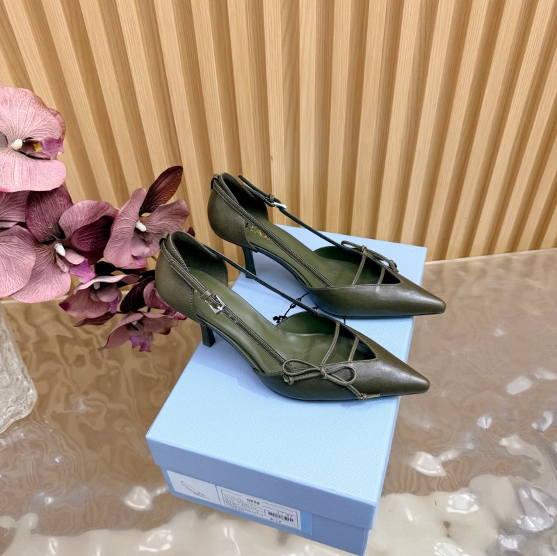 Туфлі на високому підборах з гострим носком