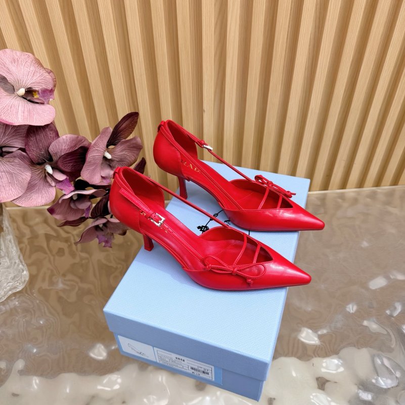 Туфлі на високому підборах з гострим носком