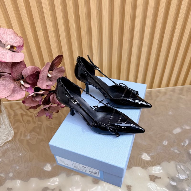 Туфлі на високому підборах з гострим носком