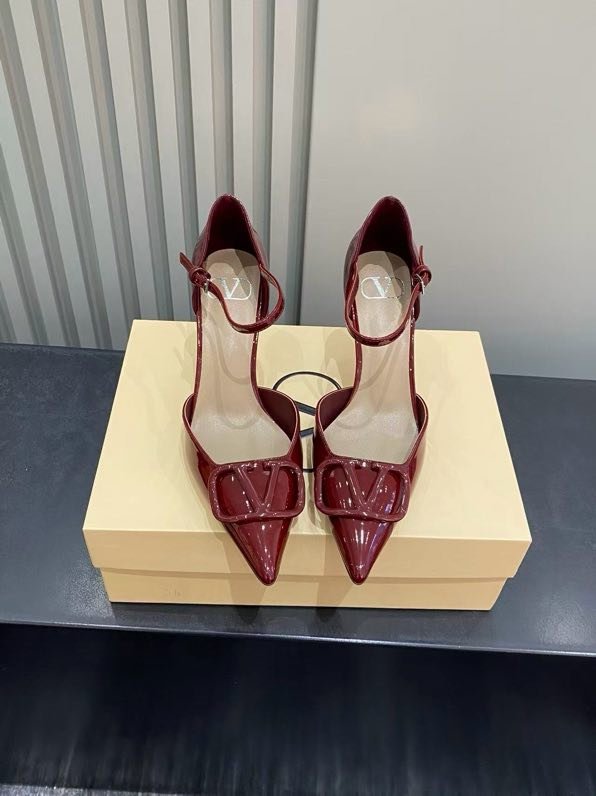 Shoes on high heel from open the toe and buckle