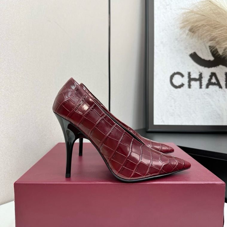 Туфлі на високому підборах