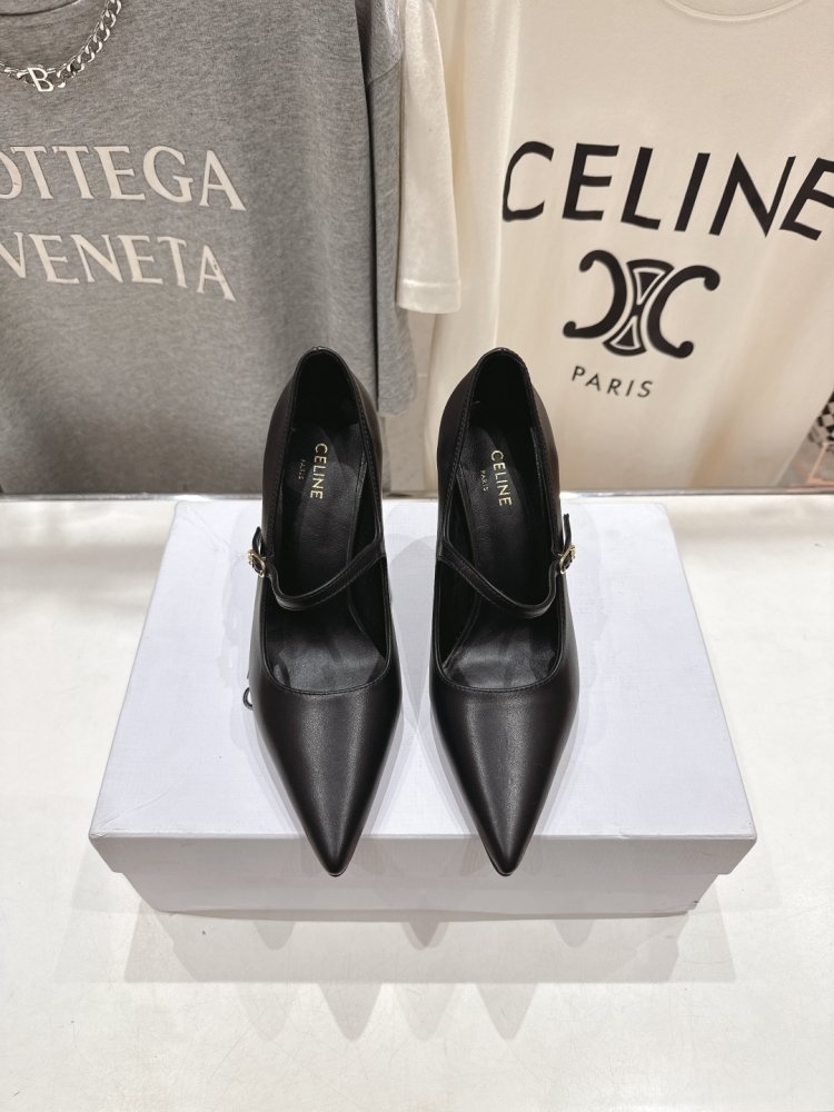 Туфлі на високому підборах