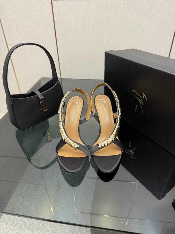 Туфлі на високому підборах