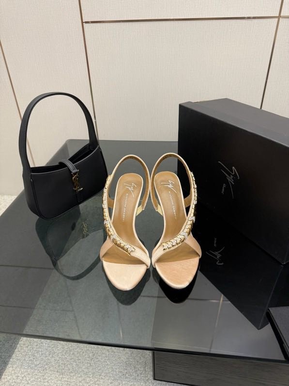 Туфлі на високому підборах