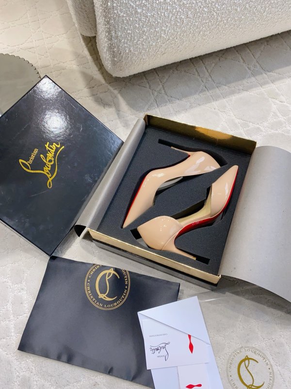 Shoes on high heel