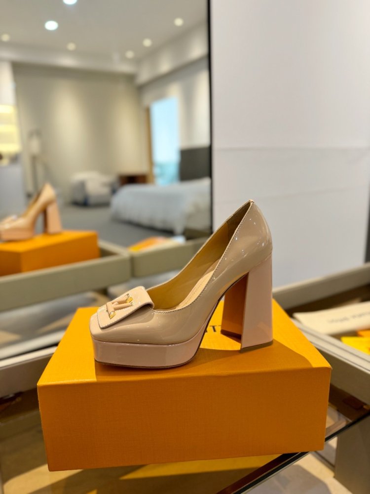 Shoes on high heel