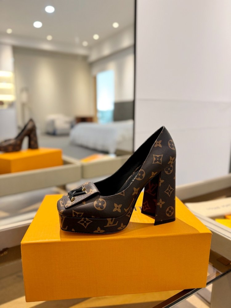Shoes on high heel