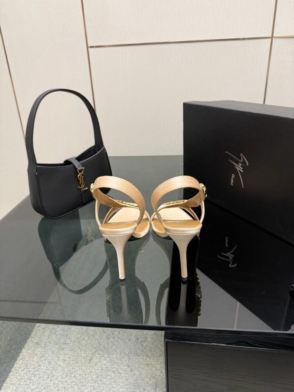 Туфлі на високому підборах фото 5