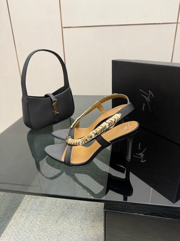 Туфлі на високому підборах фото 8