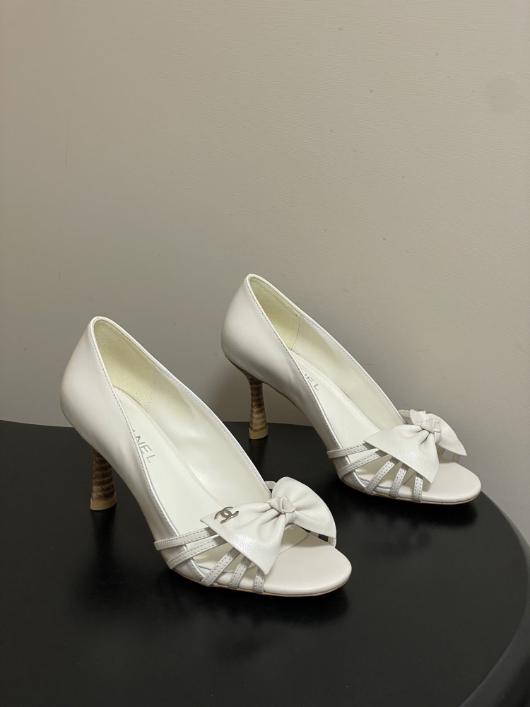Shoes from open the toe on фигурном heel from decorative bow