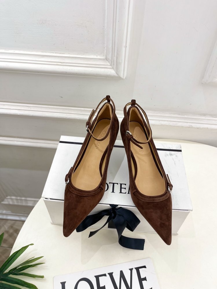 Туфли с заостренным носком и высоким каблуком