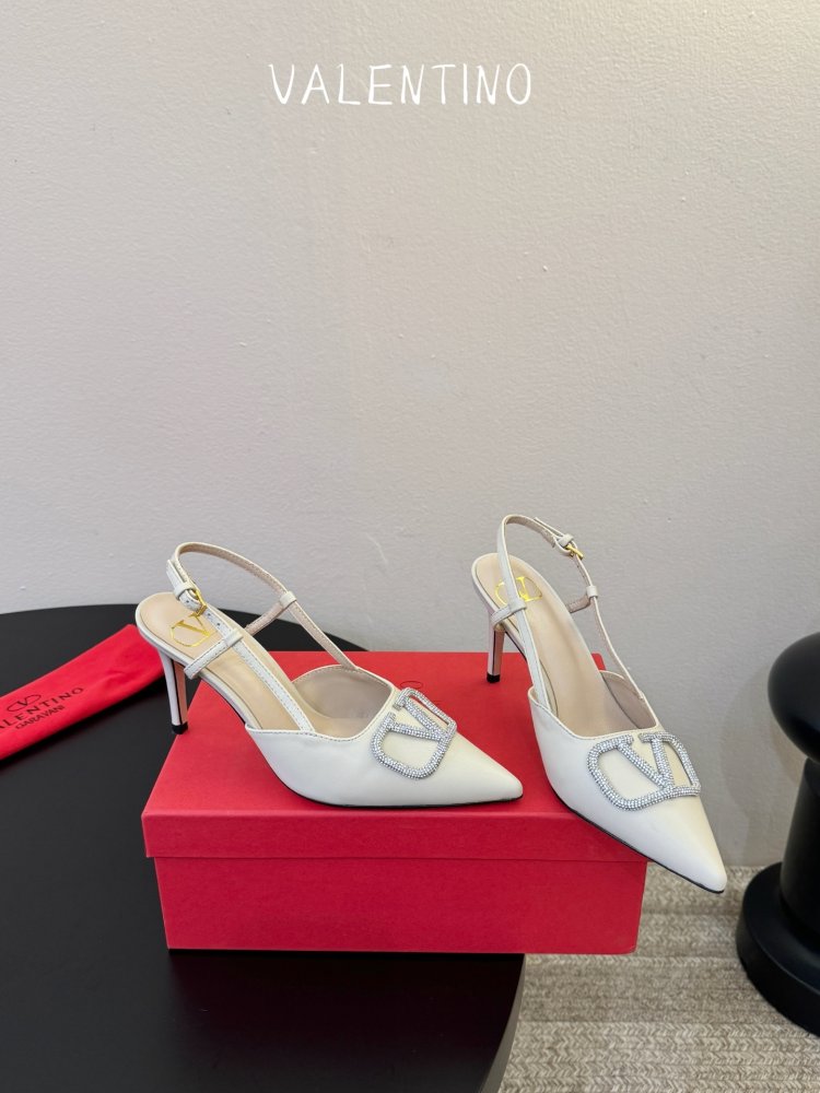 Shoes слингбэк on stud from logo of crystals