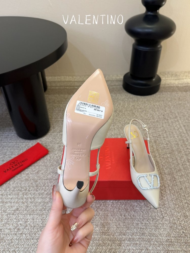 Shoes слингбэк on stud from logo of crystals фото 6