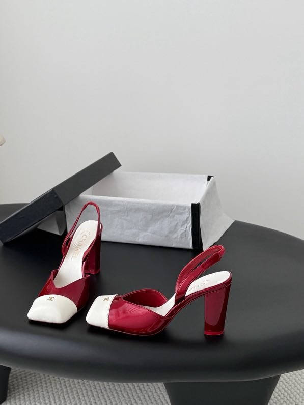 Shoes-слингбэк on high блочном heel from лаковым Cape and gold logo