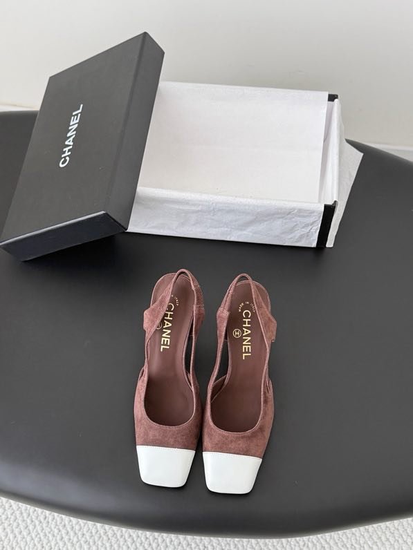 Shoes-слингбэк on high блочном heel from лаковым Cape and gold logo фото 2