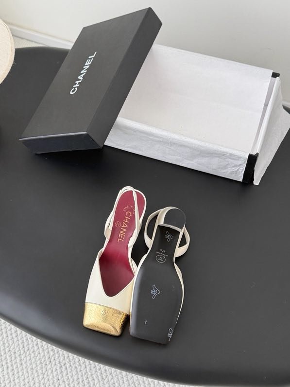 Shoes-слингбэк on high блочном heel from лаковым Cape and gold logo фото 3