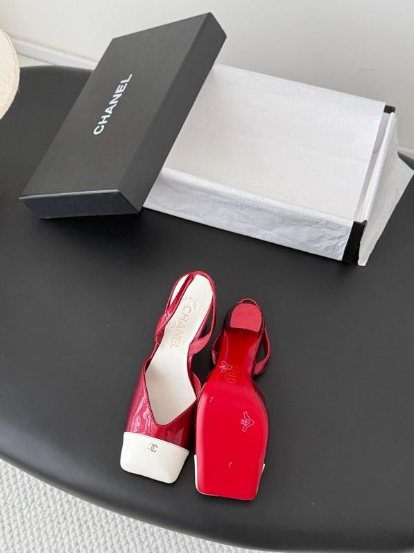 Shoes-слингбэк on high блочном heel from лаковым Cape and gold logo фото 3