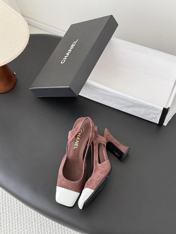 Shoes-слингбэк on high блочном heel from лаковым Cape and gold logo фото 3