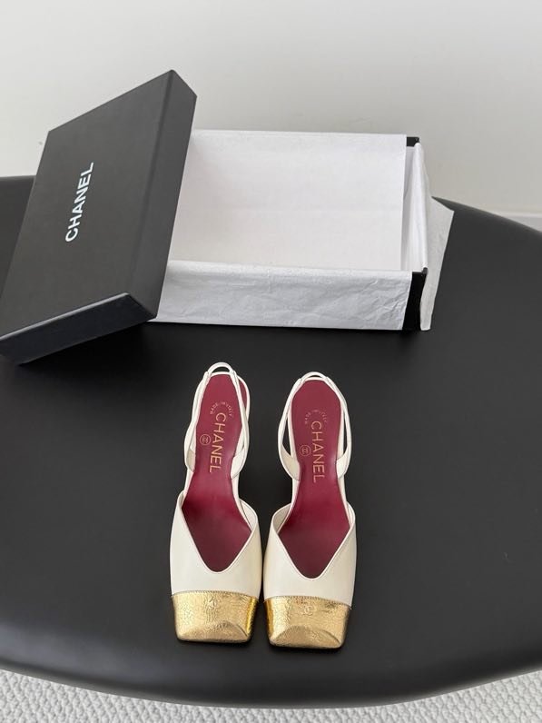 Shoes-слингбэк on high блочном heel from лаковым Cape and gold logo фото 5