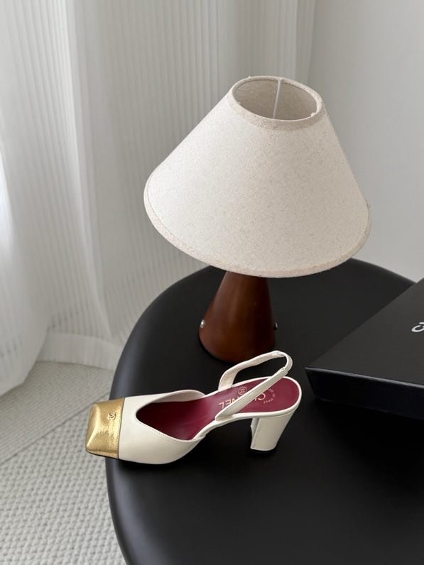 Shoes-слингбэк on high блочном heel from лаковым Cape and gold logo фото 6